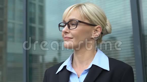 自信的女人戴着眼镜和西装看着镜头女老板的肖像视频的预览图