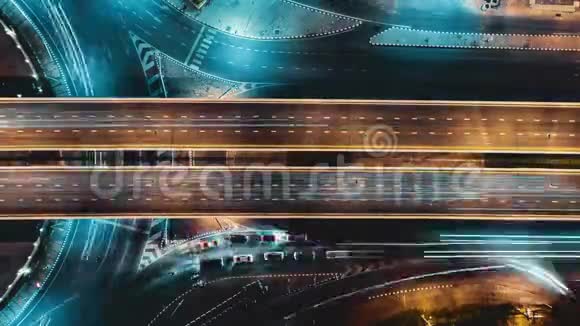 曼谷4路站街口环形交叉路口夜间城市交通超移时视频的预览图