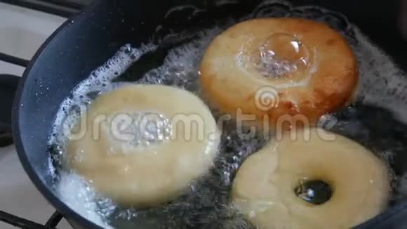 煎锅里的美味甜甜圈大甜甜圈是用热油在平底锅里炸的自制烘焙视频的预览图