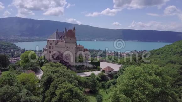 法国安纳西湖和城堡鸟瞰图视频的预览图