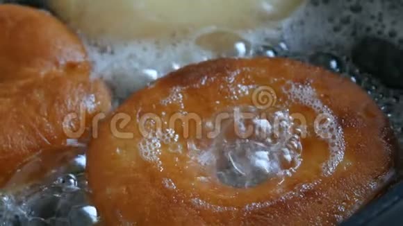 煎锅里的美味甜甜圈大甜甜圈是用热油在平底锅里炸的自制烘焙视频的预览图