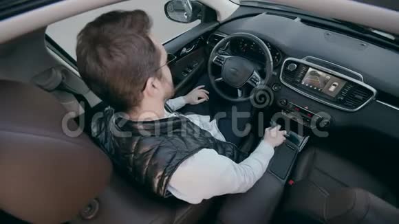 男司机正在自动驾驶汽车换挡自动驾驶自动驾驶汽车自己停车视频的预览图