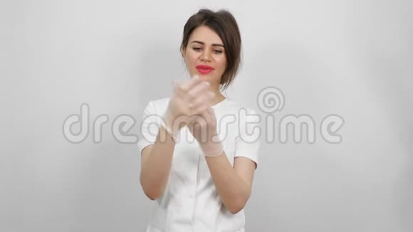 美丽的美容师把橡胶手套放在手上特写视频的预览图