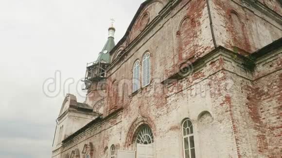 乌拉尔村老教堂墙全景用红砖做的墙视频的预览图