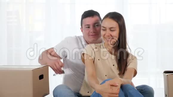 丈夫把新房子的钥匙给爱笑的妻子视频的预览图