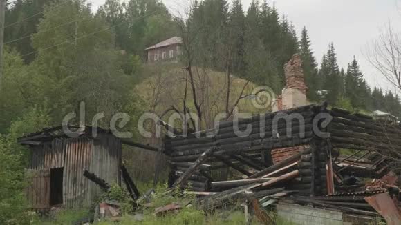 火灾后用砖砌成的烟囱的旧木屋的遗迹视频的预览图