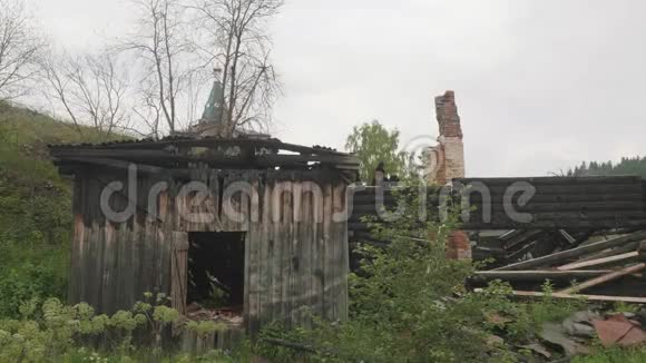火灾后用砖砌成的烟囱的旧木屋的遗迹视频的预览图