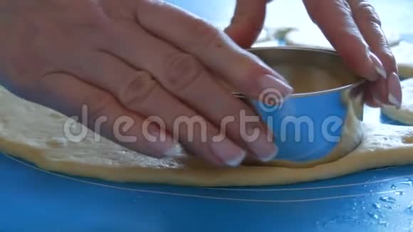 女性的手为未来的甜甜圈做形状在一个特殊的硅胶垫上有一个特殊的圆形环用来揉面团视频的预览图