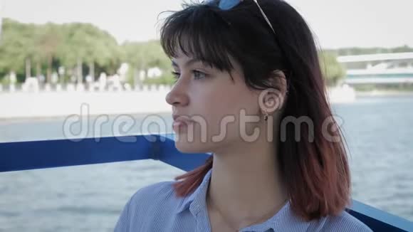 一幅美丽的白种人妇女在河上的帆船上享受生活方式的肖像视频的预览图