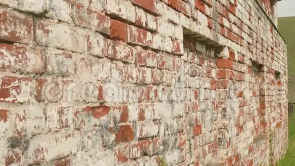 乌拉尔村老教堂的墙用红砖做的墙视频的预览图