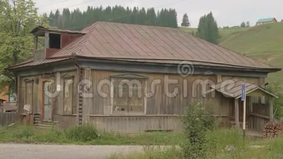 俄罗斯乌拉尔村旧木废弃房屋视频的预览图