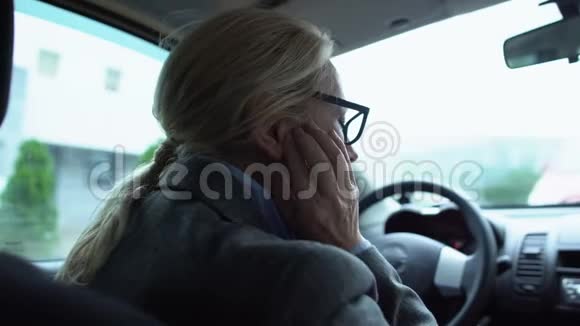 精疲力竭的妇女触摸耳朵耳膜发炎耳朵感染的风险视频的预览图