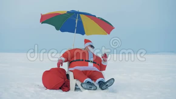 雪地里有圣诞老人在可视电话里说话视频的预览图