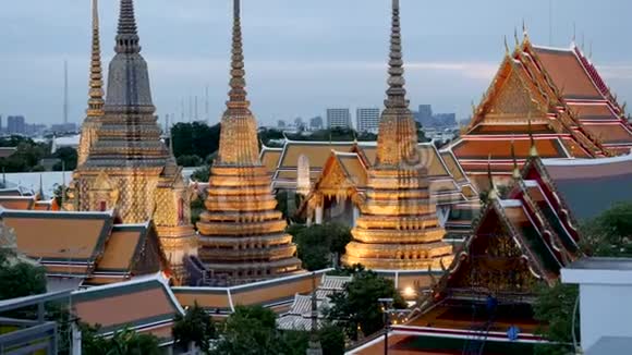 晚上在泰国曼谷的4KWatPho寺惊涛骇浪穿过灯火通明的寺庙塔和宝塔视频的预览图
