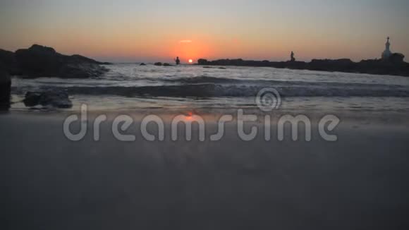 夕阳西下渔人走近太阳视频的预览图