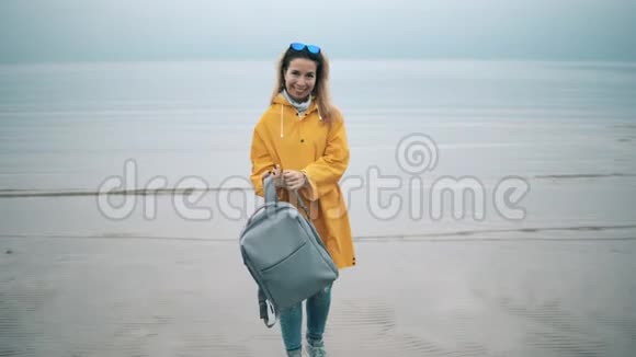 可爱的女士正站在水边送一个空气吻视频的预览图