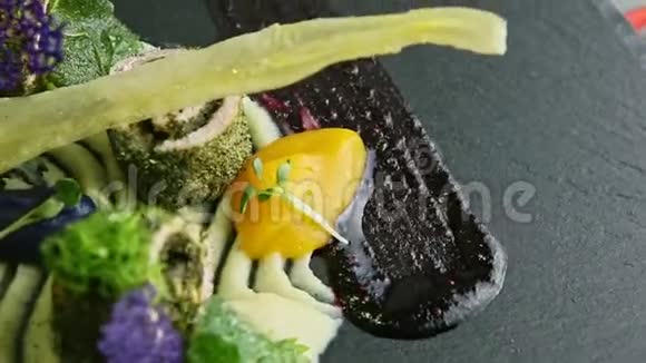 特写原本装饰的鱼卷在黑色盘子上旋转着酱汁视频的预览图