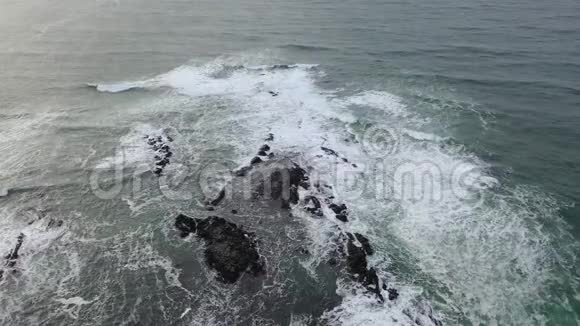 多恩加尔大西洋隐藏岩石的空中飞行视频的预览图