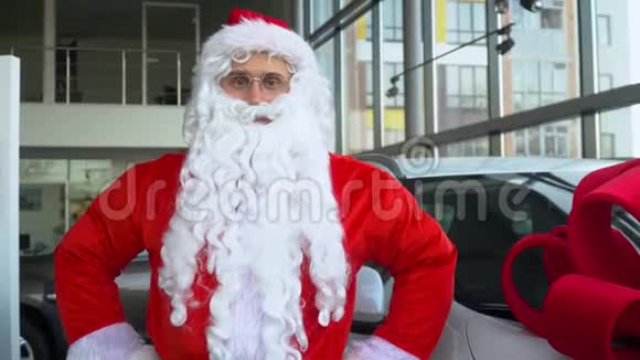 一家汽车经销店的圣诞老人圣诞老人买了一辆礼车视频的预览图