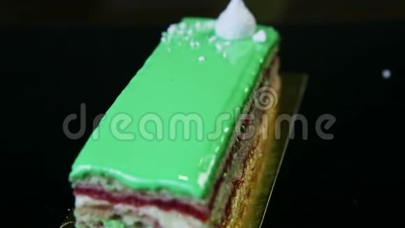 特写一份带有白色bizet的绿色釉层蛋糕视频的预览图