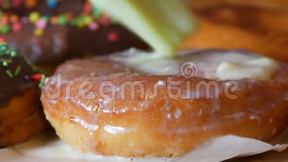 在家常餐桌上的一排更大的圆形油炸甜甜圈厨房专用硅胶刷涂亮视频的预览图