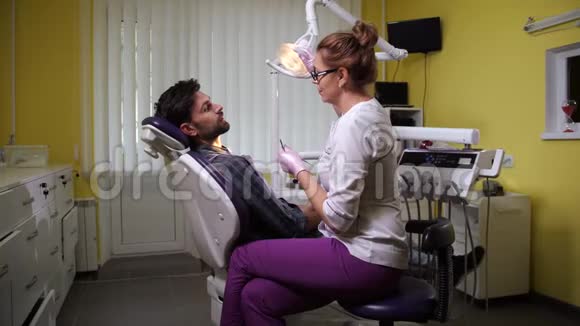 医院牙科检查期间男性病人视频的预览图