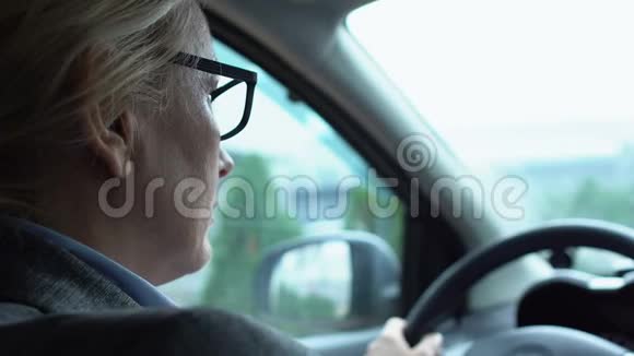 疲劳的女司机在交通堵塞中堆叠摘下眼镜按摩鼻子视频的预览图