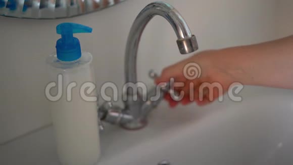 女人在浴室里用液体肥皂洗手视频的预览图