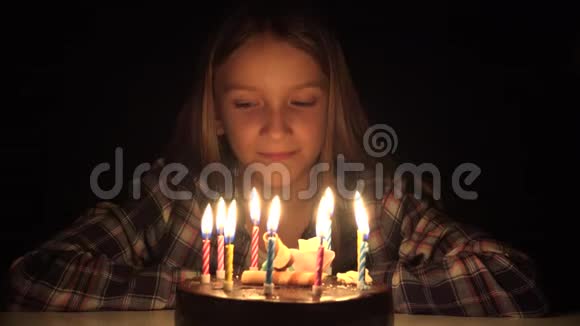 儿童生日派对在晚上吹蜡烛儿童周年庆典儿童聚会视频的预览图
