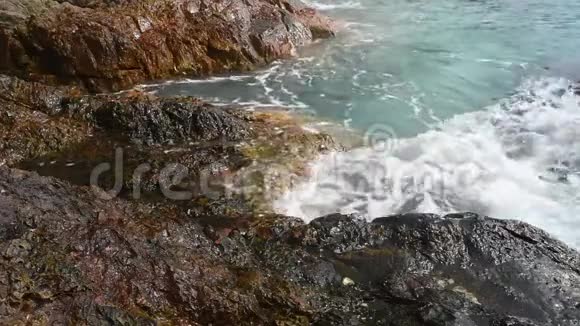 波浪溅在岩石海岸上视频的预览图