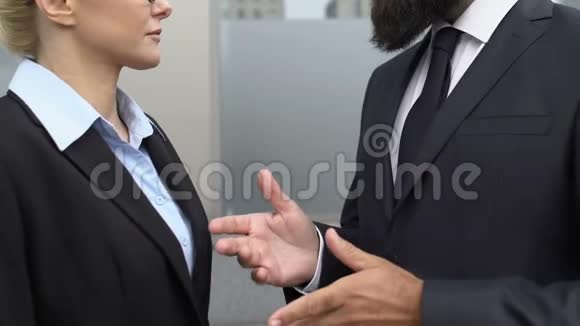 长胡子的公司负责人在户外碰秘书的肩膀性骚扰视频的预览图