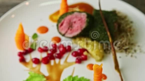 在装饰精美的现代餐厅用蔬菜做肉菜视频的预览图