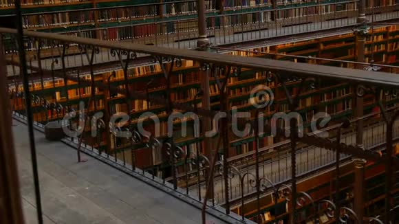 阿姆斯特丹Rijksmuseum老图书馆的精美古董书架视频的预览图
