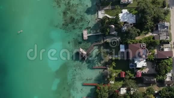 4k水晶水湖中的岩石房子的空中景观靠近伯利兹视频的预览图