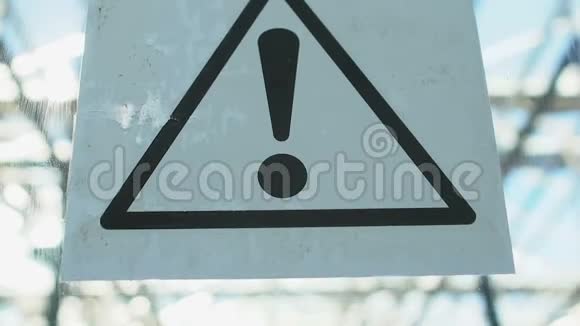 温室窗户上的警告标志穿制服和防护面具的工人视频的预览图