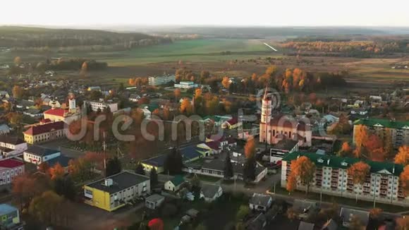鲁扎尼布雷斯特地区白俄罗斯秋天阳光明媚的夜晚城市景观天际线三一天主教鸟瞰视频的预览图