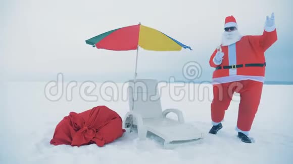 圣诞老人手里拿着香槟旁边是一张躺椅视频的预览图