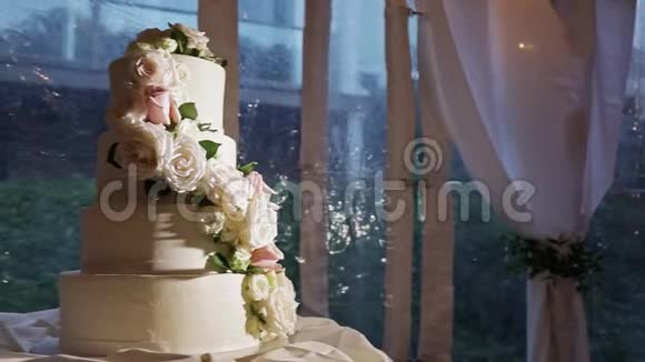 全景在四层婚礼蛋糕上留下上面装饰着大玫瑰视频的预览图