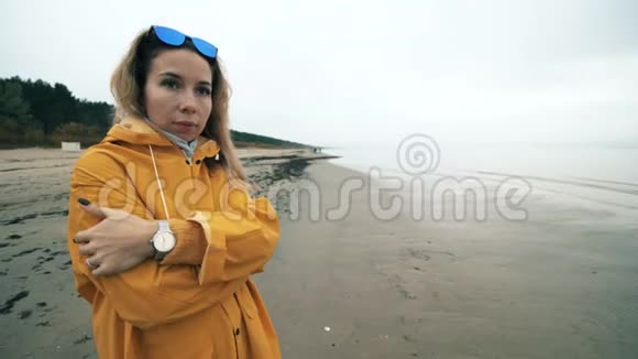 秋海一个女人站在冰天雪地视频的预览图