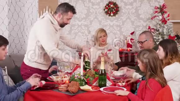 圣诞晚餐男人切美味火鸡视频的预览图