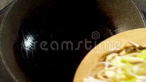 商业厨房炒锅厨师视频的预览图