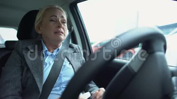 病女穿西装在驾驶座上打喷嚏患有格里普病视频的预览图