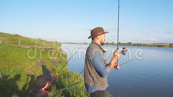 白种人成年男子站在蓝湖和鱼附近视频的预览图