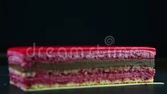 重点放在一块巧克力和浆果分层蛋糕装饰粉红色糖霜视频的预览图