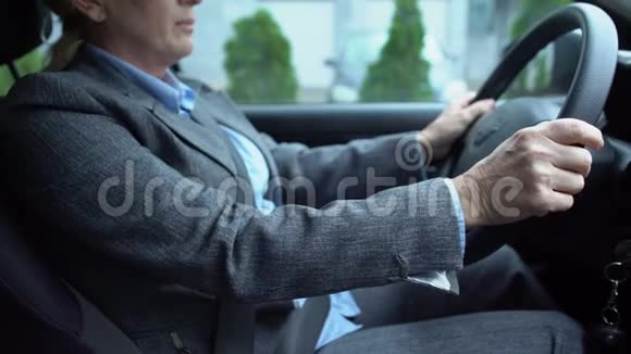坐在驾驶座上的女士手腕疼痛关节有问题抽筋视频的预览图