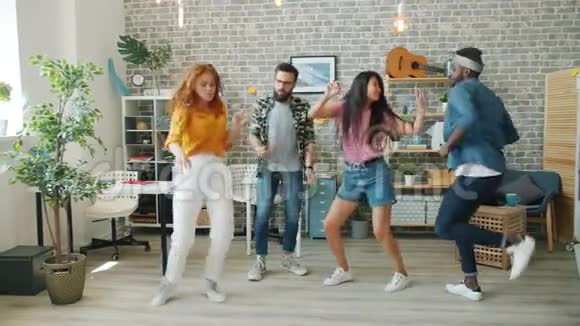 在公司聚会上快乐的男女在办公室跳舞动作缓慢视频的预览图