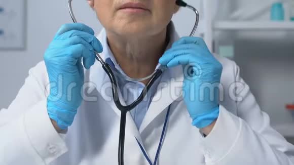 有经验的女士医生安装听诊器倾听病人的胸部POV视频的预览图