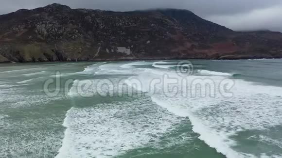 在爱尔兰多恩加尔县阿尔达拉附近的马赫拉海滩上鸟瞰沙丘和海滩视频的预览图