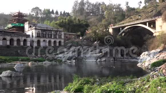 尼泊尔Bagmati河沿岸的印度教寺庙视频的预览图
