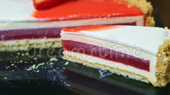芝士蛋糕加草莓果冻饼短边和白色糖霜视频的预览图
